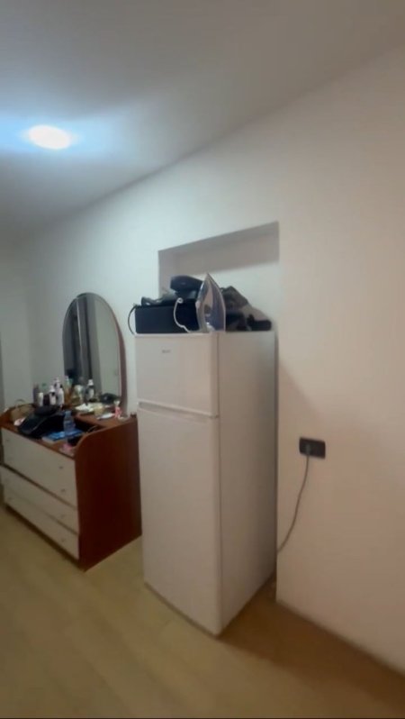 Tirane, jepet me qera apartament 1+1 Kati 1, 55 m² 400 € (Komuna e Parisit)
