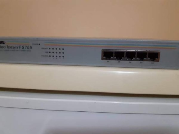 Tirane, shes pajisje Allied Telesyn FS705  1.500 Leke