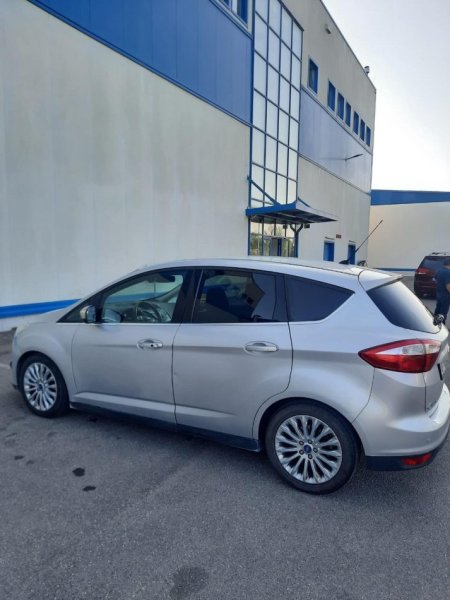 Tirane, shes makine Ford Nafte, gri metalizato manuale 6.000 €