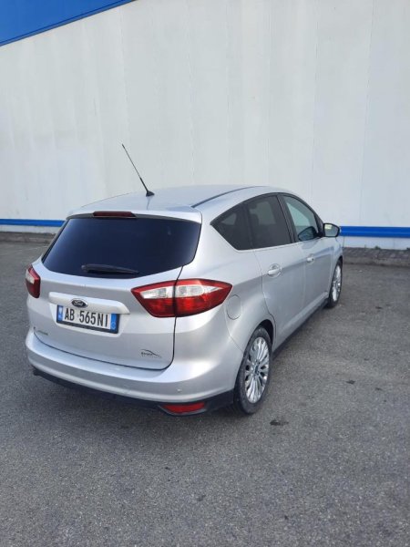 Tirane, shes makine Ford Nafte, gri metalizato manuale 6.000 €