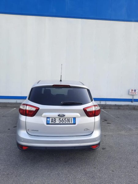 Tirane, shes makine Ford Nafte, gri metalizato manuale 6.000 €