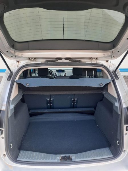 Tirane, shes makine Ford Nafte, gri metalizato manuale 6.000 €