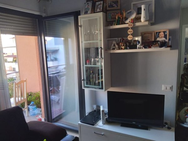 Tirane, jepet me qera apartament 1+1+Ballkon Kati 5, 55 m² 500 € (Rruga Frosina Plaku Kompleksi Kontakt 21 dhjetori)