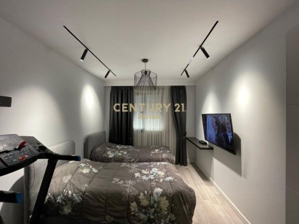 Tirane, jepet me qera apartament 2+1+Aneks+Ballkon Kati 4, 92 m² 700 € (PORCELAN)