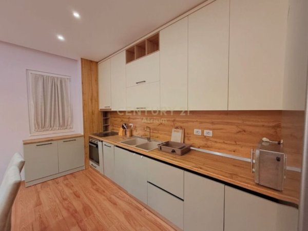 Tirane, jepet me qera apartament 3+1+Aneks+Ballkon Kati 3, 130 m² 700 € (LIQENI I THATE)