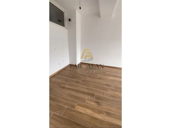 Tirane, jepet me qera apartament 2+1 Kati 8, 550 € (Farmacia 10, Kompleksi ARLIS)