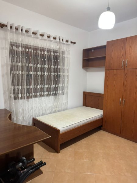 Tirane, jepet me qera shtepi 3+1+Aneks+Ballkon Kati 2, 135 m² 550 € (Stacioni i trenit , ne mes te bulevardit te ri)