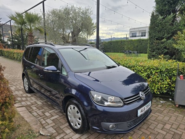 Tirane, shes makine VW TOURAN 1.6 NAFTE PANORAME Nafte, blu e errët manuale Klima 174.000 km 7.450 €