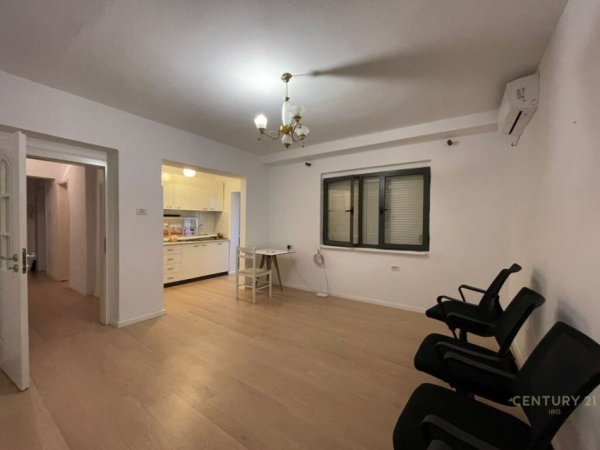 Tirane, jepet me qera apartament 2+1+Aneks+Ballkon Kati 2, 96 m² 1.200 € (Piazza)