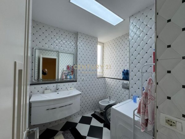 Tirane, jepet me qera apartament 2+1+Aneks+Ballkon Kati 3, 100 m² 750 € (Qender)