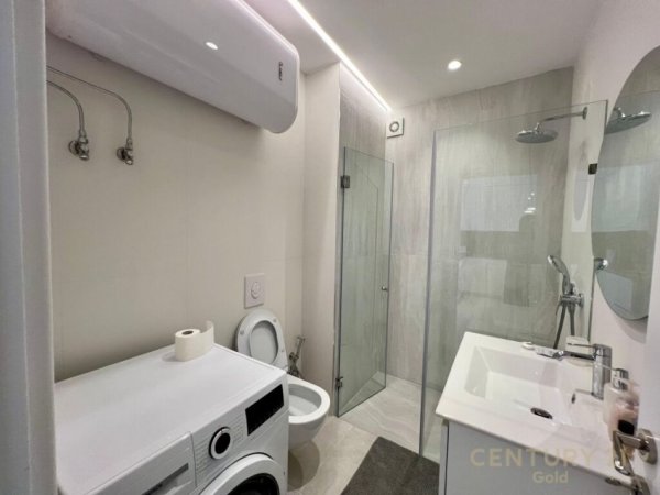 Tirane, jepet me qera apartament 2+1+Aneks+Ballkon Kati 6, 95 m² 1.000 € (RR.BARRIKADAVE)