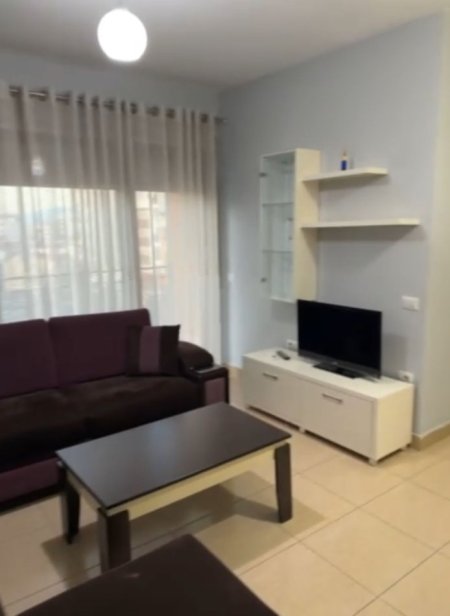 Tirane, jepet me qera apartament 1+1+Ballkon Kati 5, 55 m² 500 € (21 dhjetori , Kompleksi Kontakt)