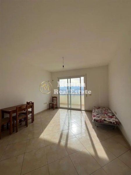 Tirane, jepet me qera apartament 2+1+Ballkon Kati 4, 90 m² 300 € (Fresku)