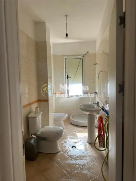 Tirane, jepet me qera apartament 2+1+Ballkon Kati 4, 90 m² 300 € (Fresku)