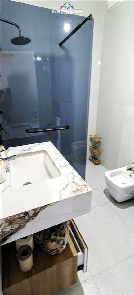 Tirane, jepet me qera apartament 1+1+Ballkon Kati 21, 78 m² 800 € (rruga e kavajes)