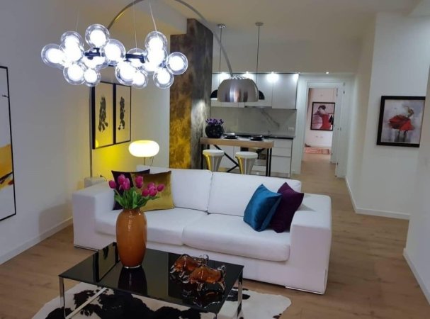 Tirane, jepet me qera apartament 2+1+2 poste parkimi Kati 3, 100 m² 900 € (Rr. Frosina Plaku te 21 Dhjetori)