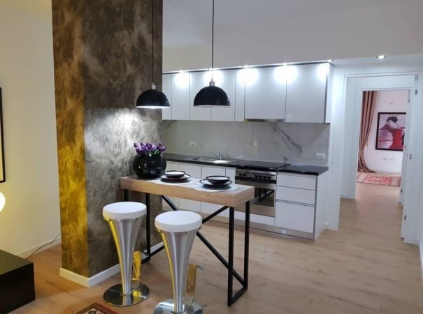 Tirane, jepet me qera apartament 2+1+2 poste parkimi Kati 3, 100 m² 900 € (Rr. Frosina Plaku te 21 Dhjetori)