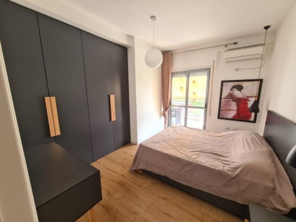 Tirane, jepet me qera apartament 2+1+2 poste parkimi Kati 3, 100 m² 900 € (Rr. Frosina Plaku te 21 Dhjetori)