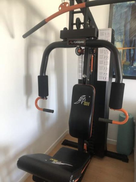 Tirane, Shitet “full body machine” makineri për palestër qe stervit të gjithë muskujt 43.000 Leke (Forsina Plaku)