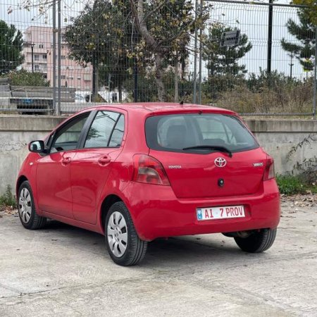 Tirane, shes makine Toyota yaris Viti 2007, 5.200 Euro