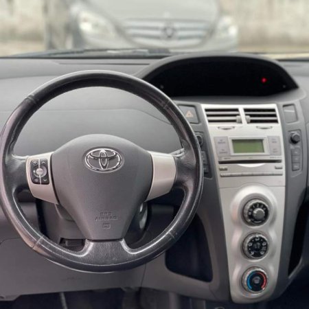 Tirane, shes makine Toyota yaris Viti 2007, 5.200 Euro