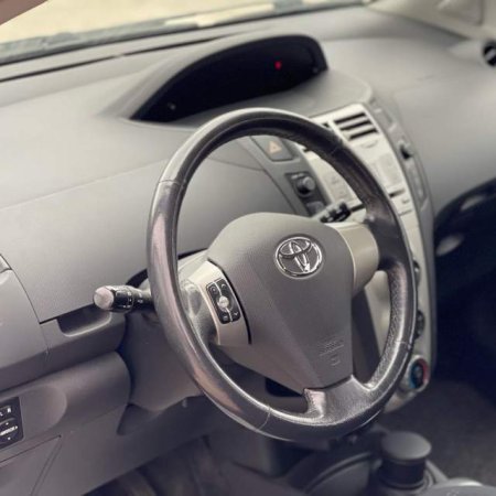 Tirane, shes makine Toyota yaris Viti 2007, 5.200 Euro