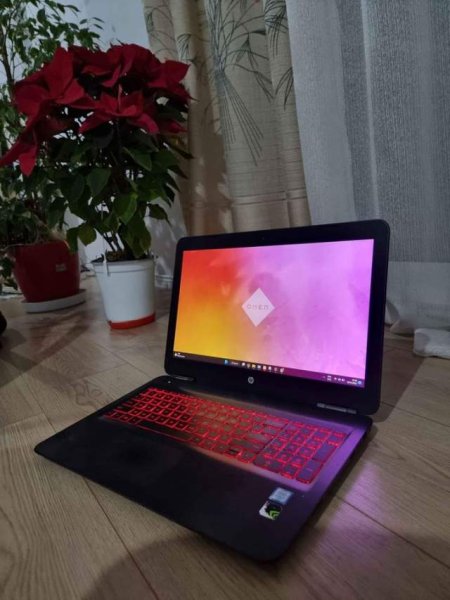 Tirane, ofert Laptop HP OMEN 15 AX009NG 16GB 256 SSD 512 HDD 500 Euro