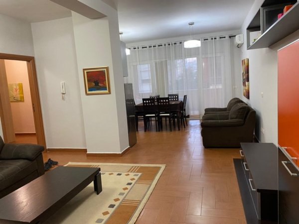 Tirane, jap me qera apartament 2+1+Ballkon Kati 2, 125 m² 600 € (KOPSHTI ZOOLOGJIK)