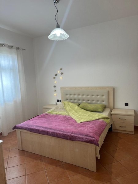Tirane, jepet me qera Vile 2+1 Kati 3, 100 m² 500 € 