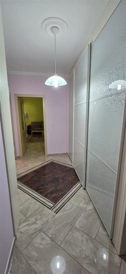 Tirane, jepet me qera apartament 1+1 Kati 3, 65 m² 600 € (Rruga e Durresit)