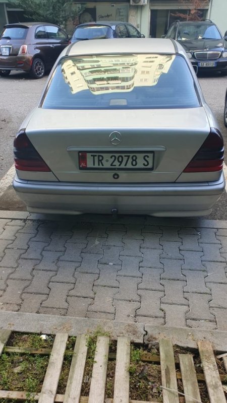 Tirane, shes makine Mercedes Benc C-class Nafte, gri metalizato automatik Kondicioner 223.000 km 2.300 €