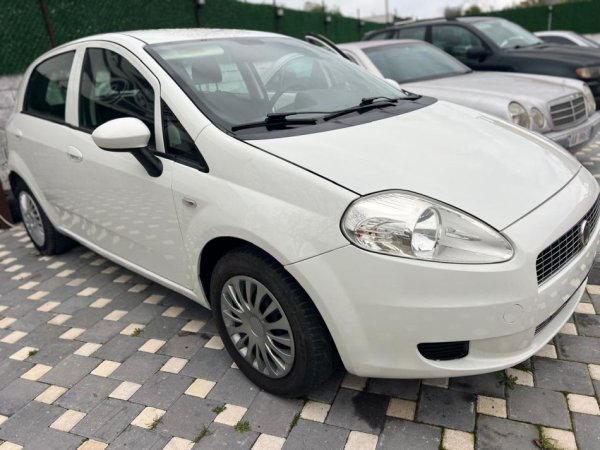 Durres, shitet makine FIAT GRANDE PUNTO 1.3 Nafte, e bardhë manuale Kondicioner 200.000 km 2.900 €