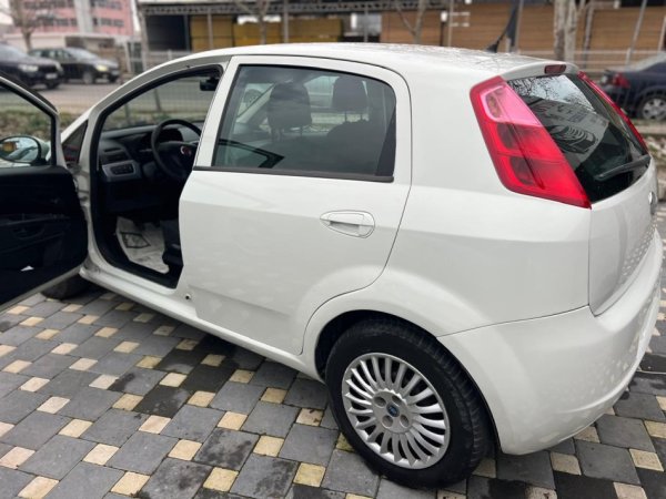 Durres, shitet makine FIAT GRANDE PUNTO 1.3 Nafte, e bardhë manuale Kondicioner 200.000 km 2.900 €