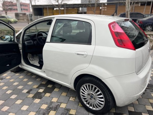 Durres, shitet makine FIAT GRANDE PUNTO 1.3 Nafte, e bardhë manuale Kondicioner 200.000 km 2.900 €
