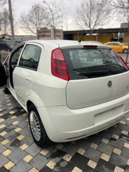 Durres, shitet makine FIAT GRANDE PUNTO 1.3 Nafte, e bardhë manuale Kondicioner 200.000 km 2.900 €