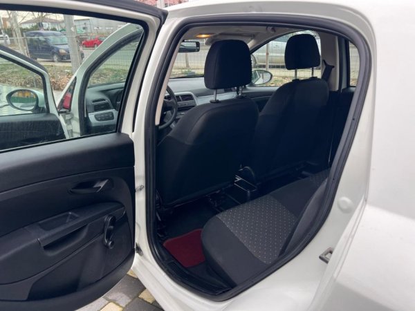 Durres, shitet makine FIAT GRANDE PUNTO 1.3 Nafte, e bardhë manuale Kondicioner 200.000 km 2.900 €