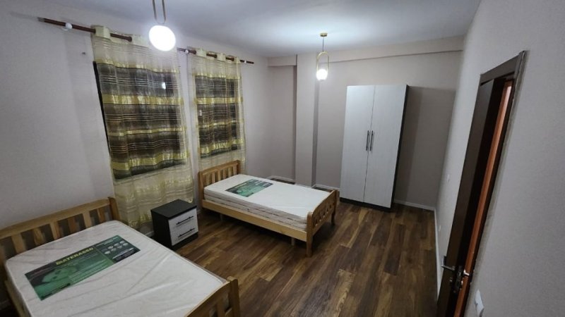 Tirane, jepet me qera apartament 2+1 Kati 4, 105 m² 650 €