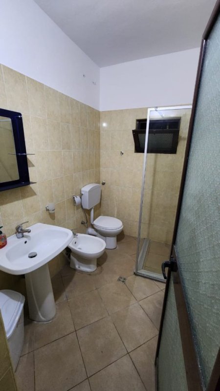 Tirane, jepet me qera apartament 2+1 Kati 4, 105 m² 650 €
