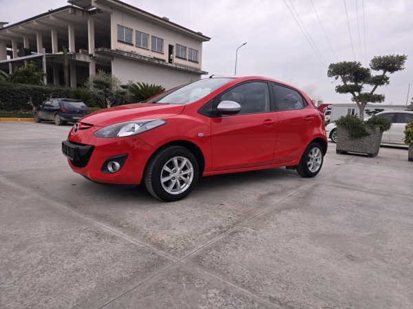 Fier, shitet makine Mazda 2 1.4 Automat Klima Benzin, e kuqe automatik Klima 142.000 km 4800 €