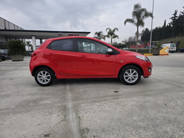Fier, shitet makine Mazda 2 1.4 Automat Klima Benzin, e kuqe automatik Klima 142.000 km 4800 €