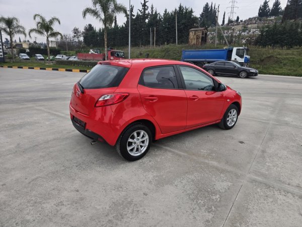 Fier, shitet makine Mazda 2 1.4 Automat Klima Benzin, e kuqe automatik Klima 142.000 km 4800 €