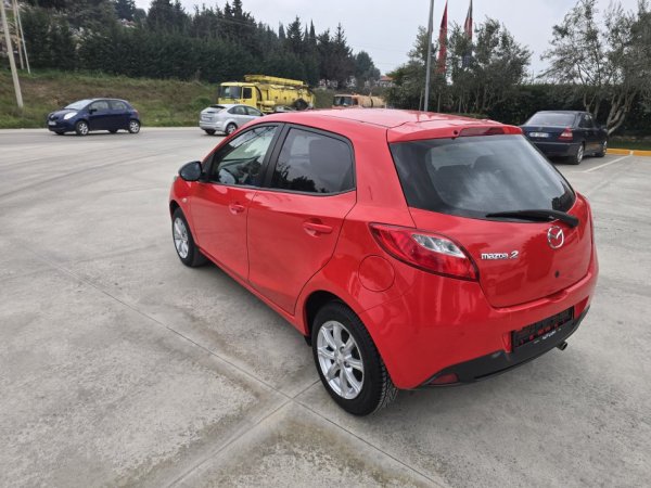 Fier, shitet makine Mazda 2 1.4 Automat Klima Benzin, e kuqe automatik Klima 142.000 km 4800 €