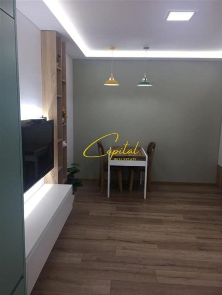 Tirane, jepet me qera apartament 1+1 Kati 3, 65 m² 600 € (KOMUNA E PARISIT)