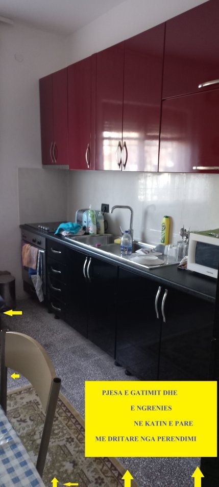 Tirane, Qera Shtëpi/Vile 3-kate, oborr  e bahçe, kat përdhes magazin, kati 2-të për gatim-ngrënie, ndënje, kati 3-të me 3-dhoma gjumi, qera 850€/muaj, në rr.Kristaq Capo e Abedin Pasha, si dhe rr.P.Budi, 200m pallati Grand/Todi Shkurti, 1.1-km nga Ura Elbasanit/Shkolla Baletit, 800m nga Ura Brrylit