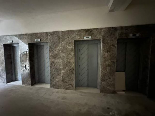 Tirane, Shiten/Jepen me qera ambiente biznesi kati 0 & zyra kati 1 ne Kompleksin Grand Gallery
