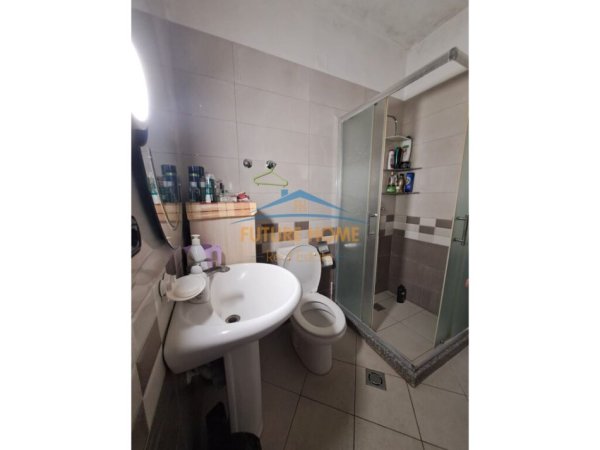 SHTEPI PRIVATE 2KATESHE PER SHITJE NE KOMBINAT