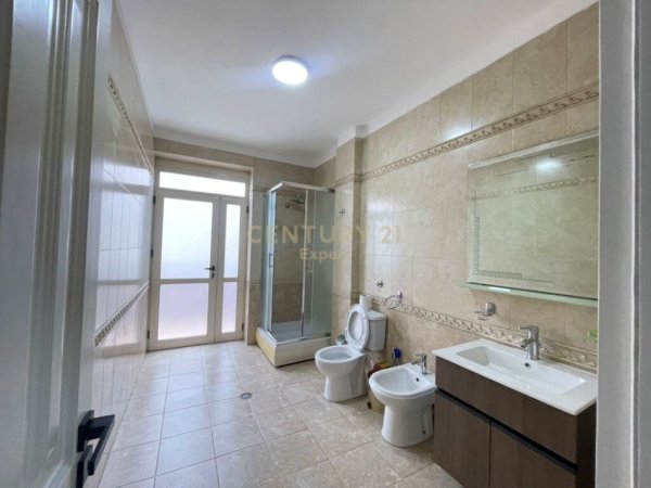 Tirane, shes apartament duplex Dublex Kati 3, 172 m² 520.000 € (Ish Bllok)