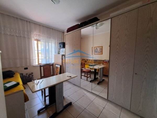 Tirane, shitet shtepi 4+1+Ballkon Kati 2, 195 m² 162.000 € (Kombinat)