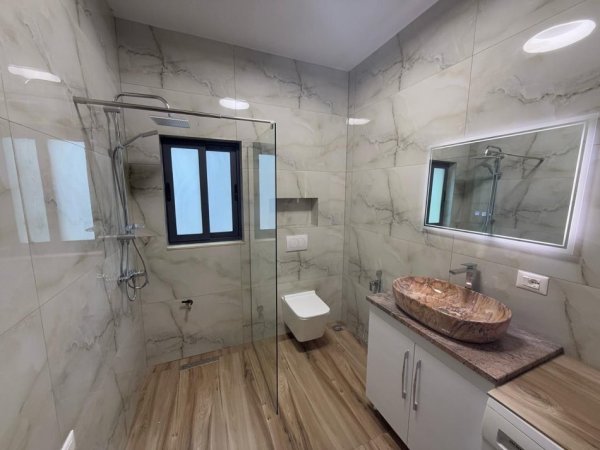 Tirane, jepet me qera apartament 2+1 Kati 3, 60 m² 600 €