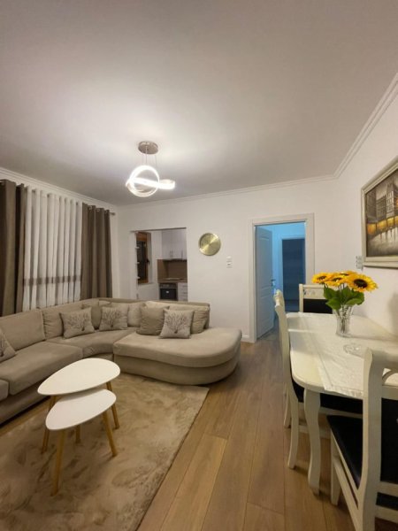 Tirane, jepet me qera apartament 3+1 , 700 € (Rruga Dervish Hekali)